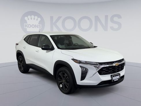 Used 2024 Chevrolet Trax LS image 10