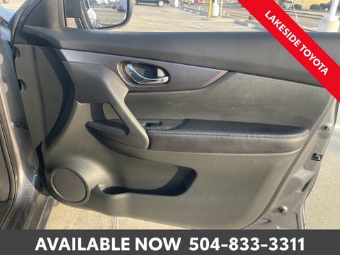 Used 2016 Nissan Rogue SV image 18