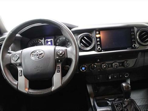 Certified 2020 Toyota Tacoma TRD Off-Road AWD/4WD image 11