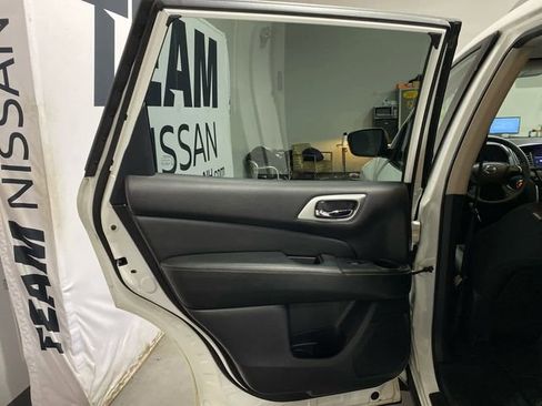Used 2018 Nissan Pathfinder S image 22