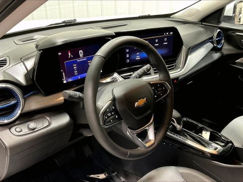 Used 2025 Chevrolet Trax LT w/ LT Convenience Package image 14