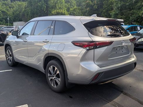 Used 2024 Toyota Highlander XLE AWD/4WD image 4