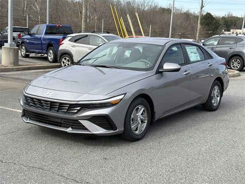 New 2026 Hyundai Elantra SE image 3