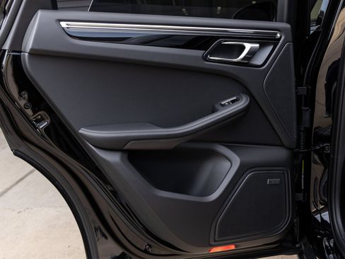 Certified 2026 Porsche Macan AWD/4WD image 33