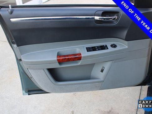 Used 2005 Chrysler 300 C w/ Navigation & Sound Group II image 9