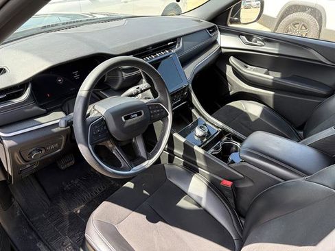 Used 2023 Jeep Grand Cherokee Altitude AWD/4WD image 3