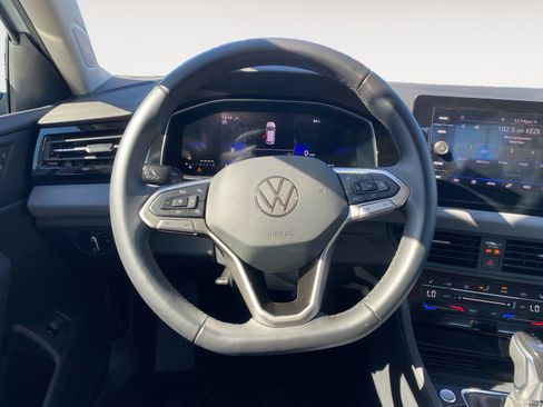 Used 2025 Volkswagen Jetta SE FWD image 12