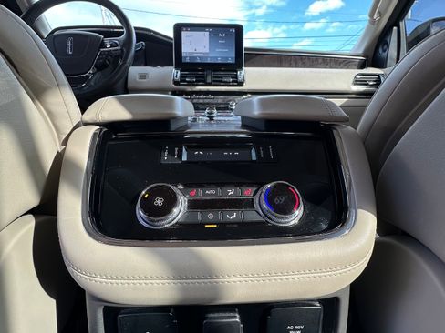 Used 2019 Lincoln Navigator Premiere AWD/4WD image 26