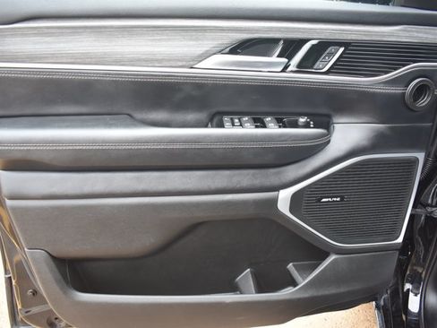 Used 2024 Jeep Wagoneer Series III AWD/4WD image 11