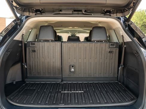 Used 2023 Toyota Highlander XLE FWD image 16