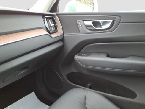 Used 2022 Volvo XC60 B5 Momentum w/ Advanced Package image 22