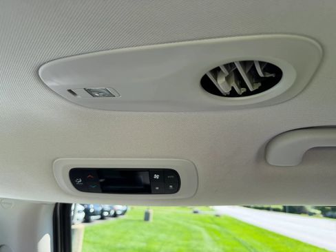 Used 2023 Chrysler Pacifica Touring-L w/ Uconnect Theater Family Group FWD image 33