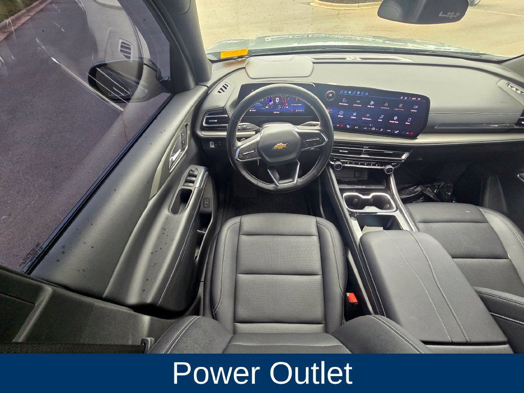 Used 2025 Chevrolet Traverse LT w/ Sun and Wheel Package FWD image 18