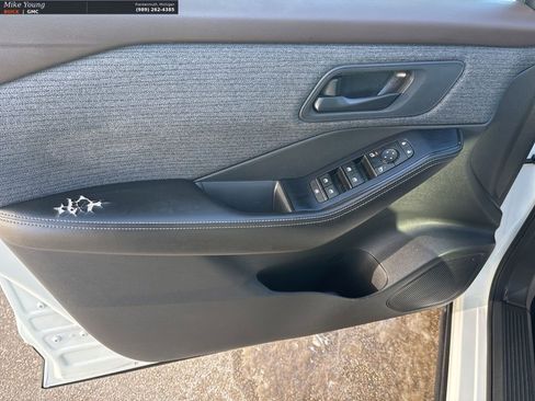 Used 2022 Nissan Rogue S image 14