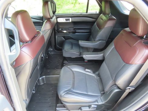 Used 2023 Ford Explorer Platinum w/ Technology Package AWD/4WD image 33