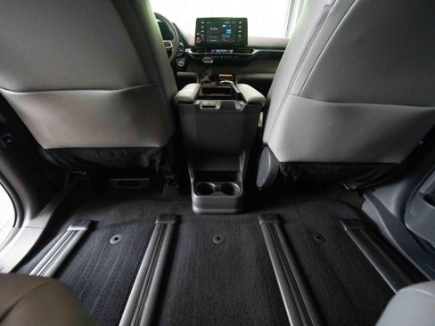 Used 2023 Toyota Sienna XLE FWD image 22