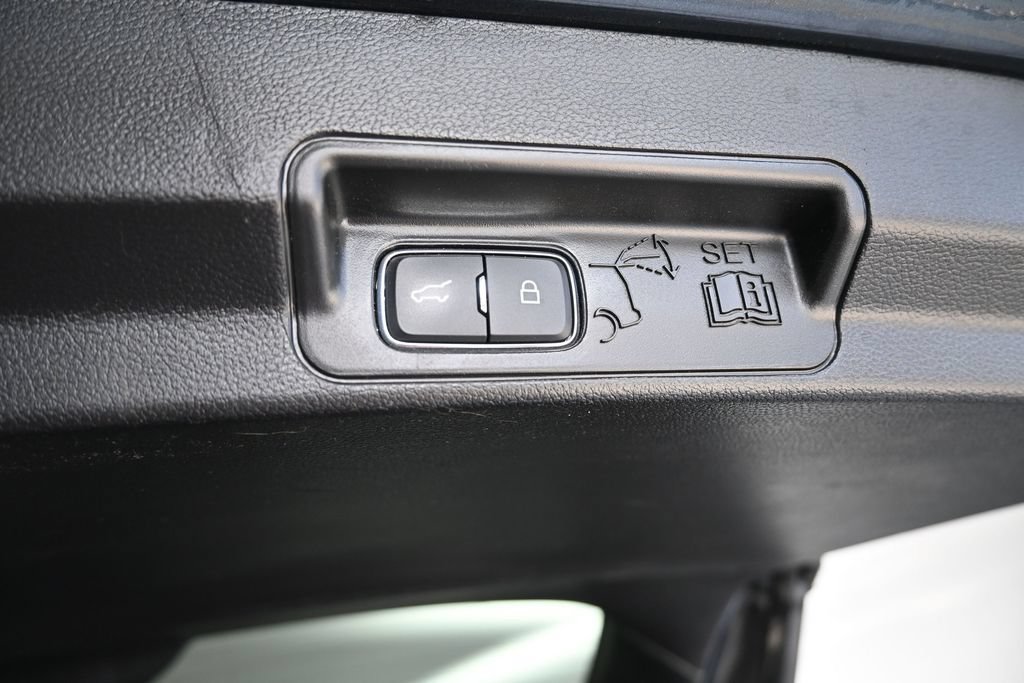Used 2022 Ford Explorer Platinum w/ Equipment Group 601A AWD/4WD image 23