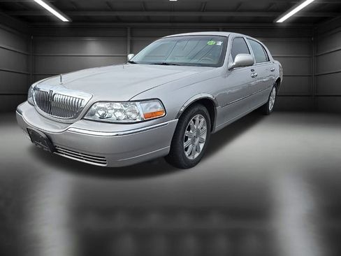 Used 2010 Lincoln Town Car Signature Limited image 4