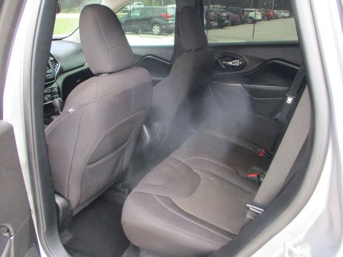 Used 2021 Jeep Cherokee Latitude FWD image 14