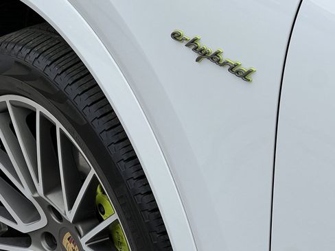 Certified 2023 Porsche Cayenne Platinum Edition image 11