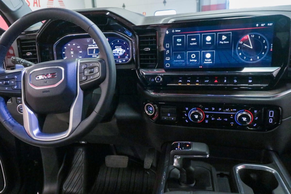 Used 2023 GMC Sierra 1500 SLT AWD/4WD image 31