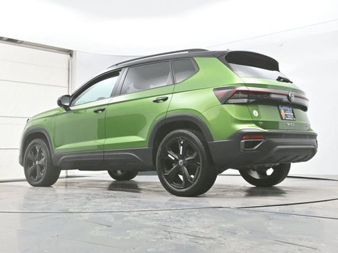 Certified 2025 Volkswagen Taos SE image 31