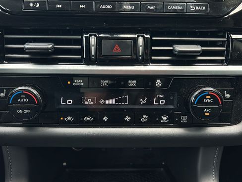 Used 2025 Nissan Pathfinder SL w/ SL Premium Package FWD image 25
