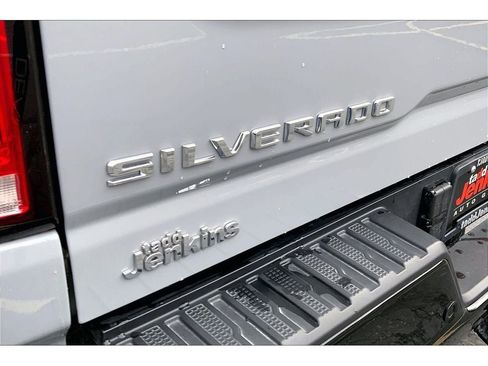 Used 2025 Chevrolet Silverado 2500 ZR2 w/ Technology Package image 9