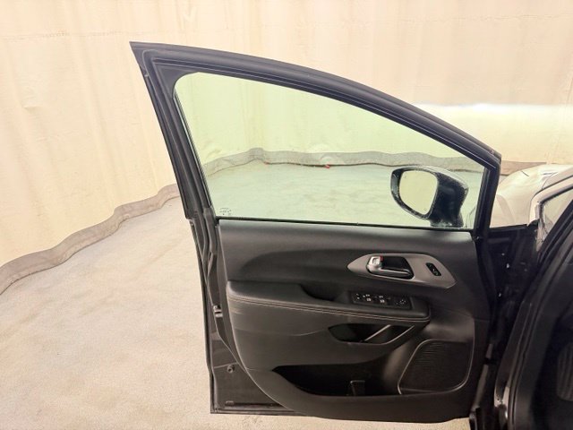 Used 2025 Chrysler Pacifica Select FWD image 12