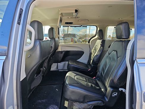 Used 2018 Chrysler Pacifica Touring-L w/ Tire & Wheel Group image 11