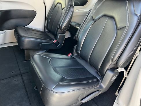 Used 2024 Chrysler Pacifica Touring-L FWD image 13