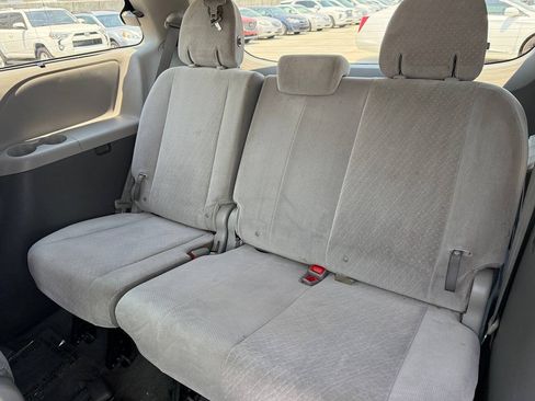 Used 2017 Toyota Sienna LE FWD image 18