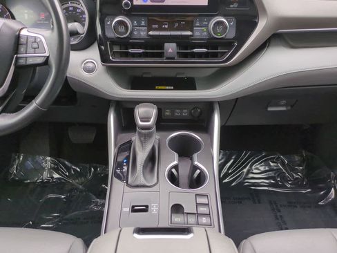 Used 2023 Toyota Highlander XLE image 19