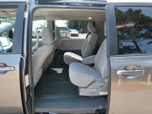 Used 2017 Toyota Sienna LE AWD/4WD image 30