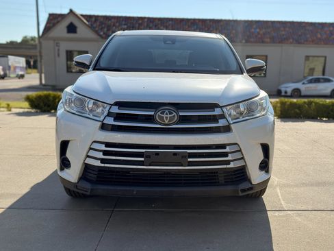 Used 2018 Toyota Highlander LE FWD image 2