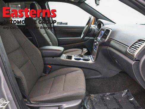 Used 2021 Jeep Grand Cherokee Laredo AWD/4WD image 23