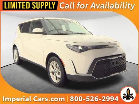 Used 2025 Kia Soul LX FWD image 1