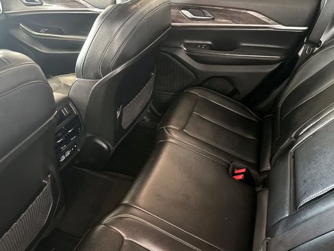 Used 2023 Jeep Grand Cherokee Limited w/ Black Appearance Package AWD/4WD image 4