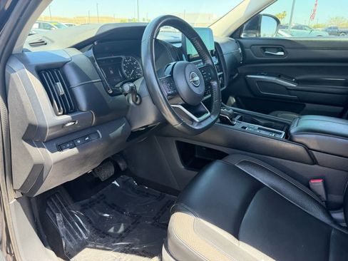 Used 2022 Nissan Pathfinder SL FWD image 2
