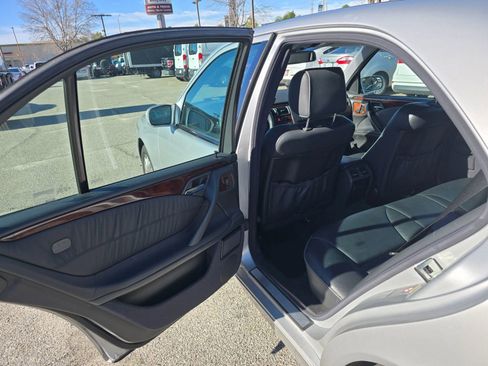 Used 2000 Mercedes-Benz E 320 Sedan image 11