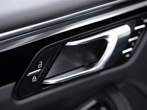 Certified 2025 Porsche Macan image 20