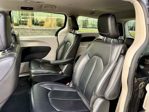 Used 2024 Chrysler Pacifica Select image 10