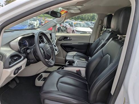 Used 2023 Chrysler Pacifica Touring-L FWD image 21