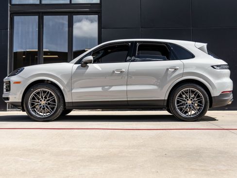 Certified 2025 Porsche Cayenne image 2