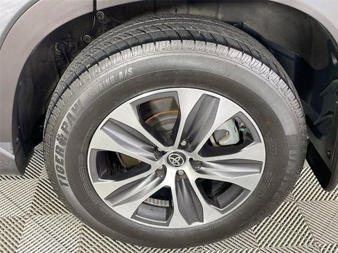 Used 2021 Toyota Highlander XLE image 36