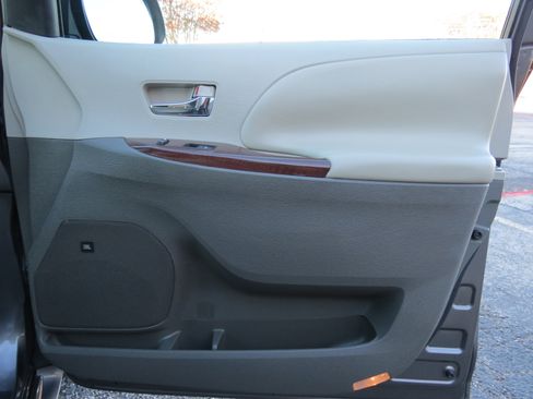 Used 2011 Toyota Sienna XLE image 37