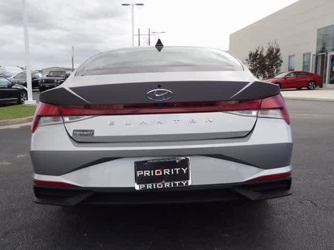 Used 2023 Hyundai Elantra SEL image 3