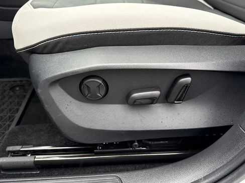 Certified 2025 Volkswagen Taos SE w/ Panoramic Sunroof Package image 13