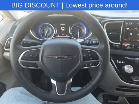 Used 2023 Chrysler Pacifica Touring-L FWD image 42