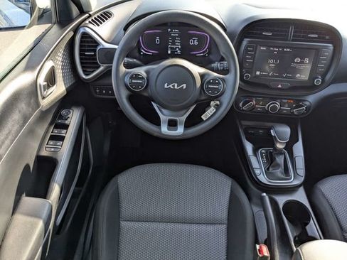 Used 2025 Kia Soul LX w/ LX Technology Package FWD image 15
